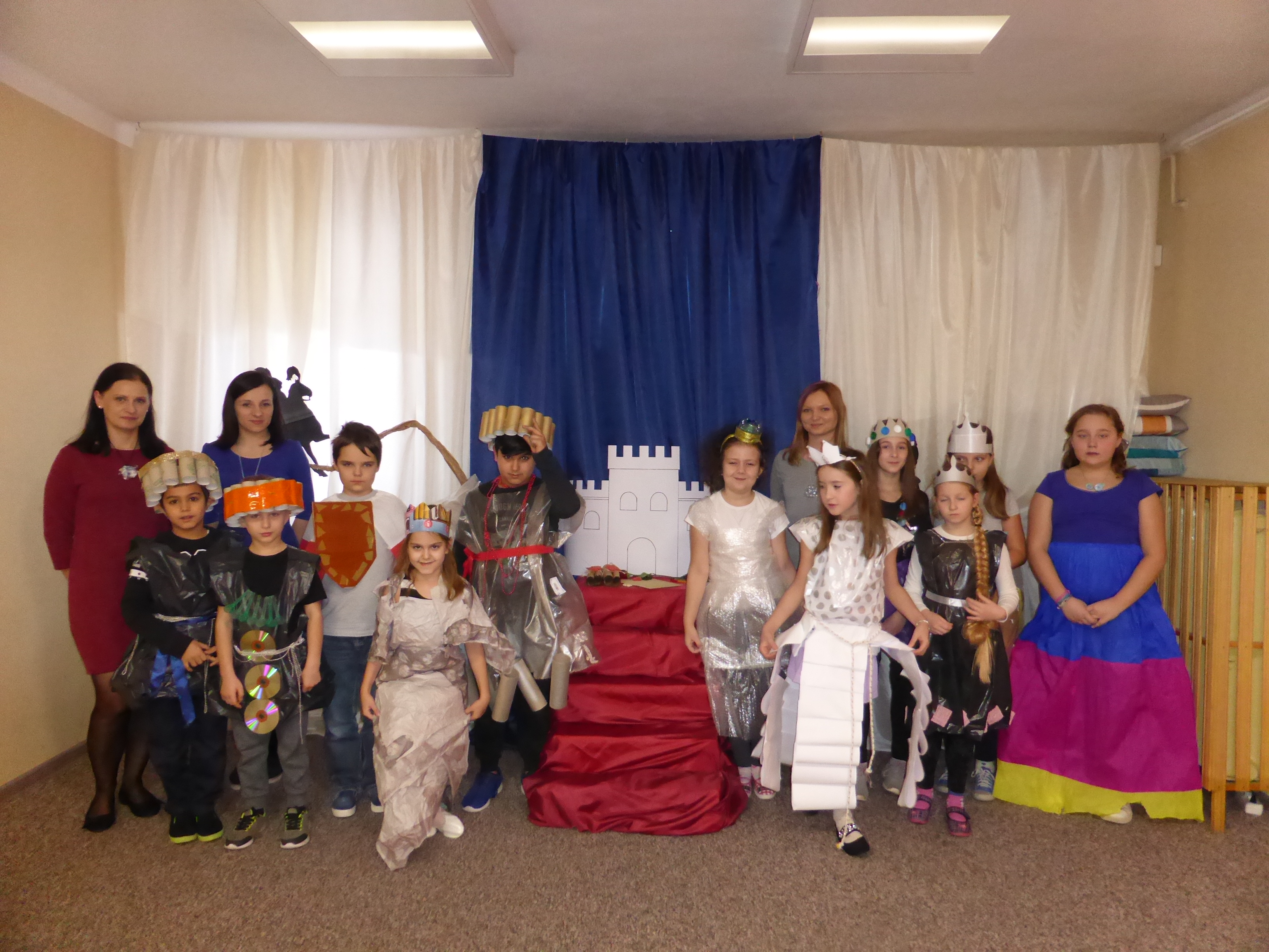 Na zdjęciu dziewczynki przebrane za księżniczki i chłopcy przebrani za rycerzy. Stroje są wykonane głównie z papieru i folii