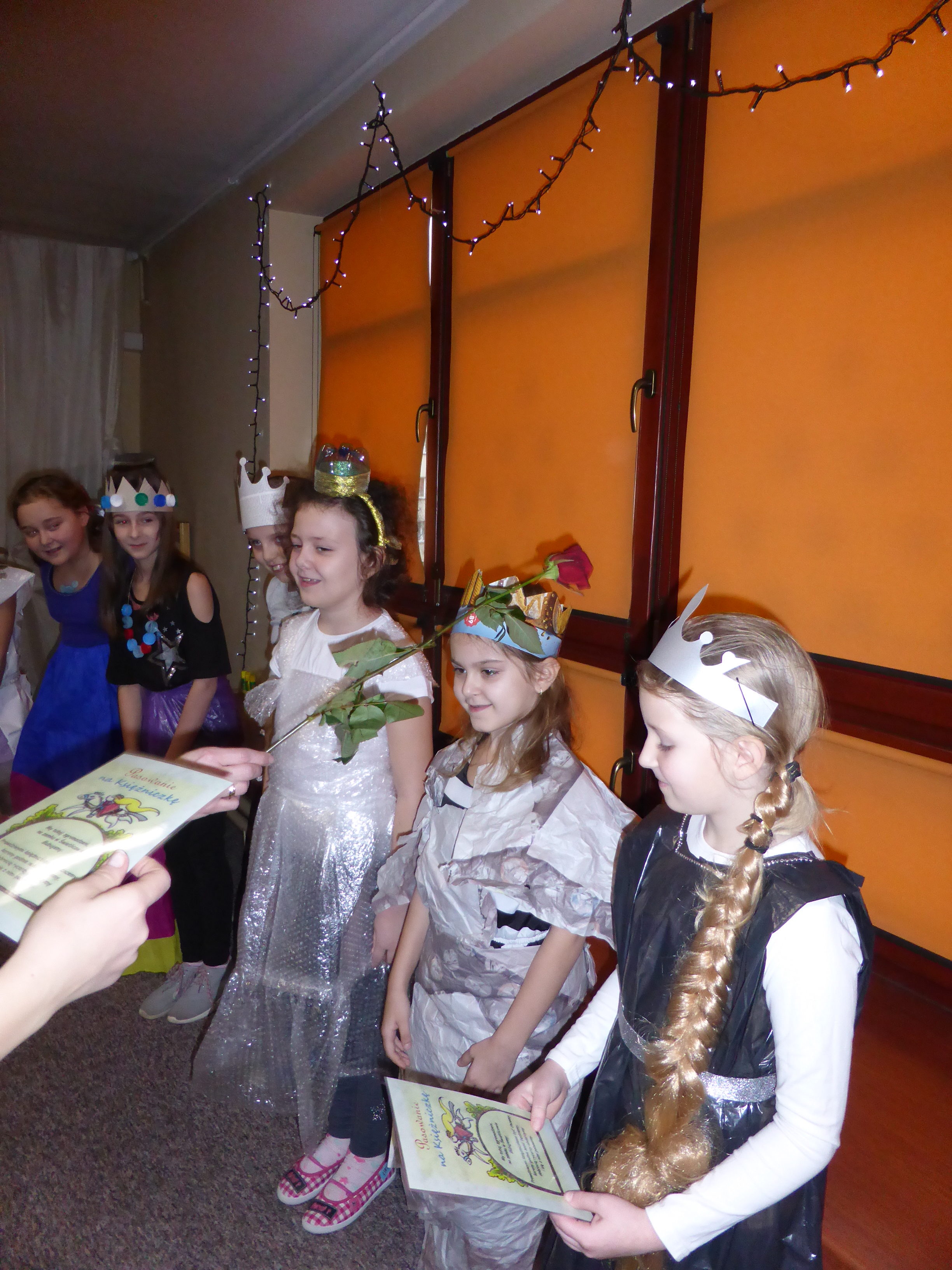 Na zdjęciu dziewczynki przebrane za księżniczki
