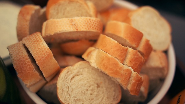 Miska, w niej kromki chleba
