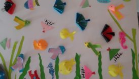 Praca plastyczna - rybki wycięte z kolorowego papieru, przyklejone do kartonu