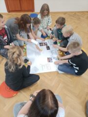 Dzieci wspólnie tworza plakat