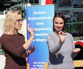 Dwie kobiety pokazują gest słowo w języku migowym
