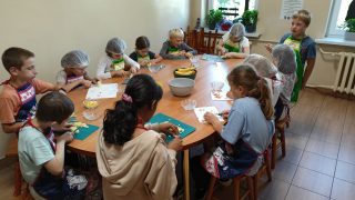 Dzieci pracują na zajęciach kulinarnych
