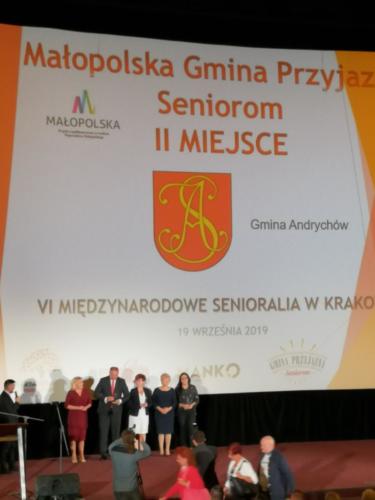 Scena, w tle napis "Małopolska Gmina Przyjazna Seniorom II miejsce"