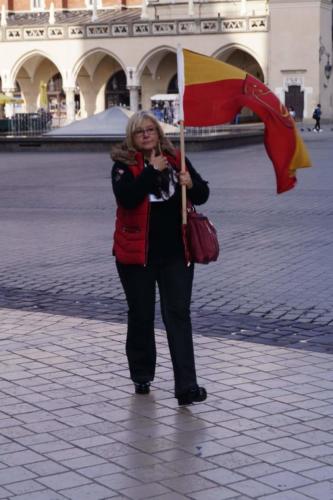 Kobieta z flagą Andrychowa