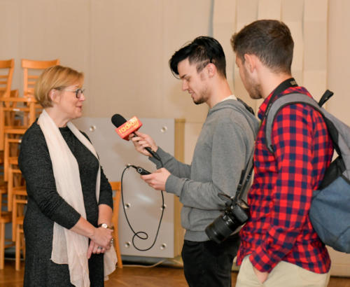 Dziennikarze przeprowadzają wywiad z prelegentką Małgorzatą Wincenciak