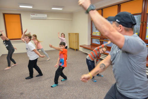 Dzieci tańczą, naśladując instruktora