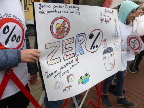 Dzieci w koszulkach z napisem "No promil - no problem" i logo kampanii