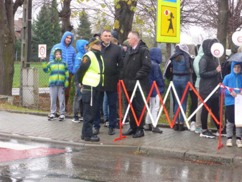Zastępca burmistrza Andrychowa Wojciech Polak, który stoi przy drodze obok dzieci, w ramach kampanii promującej trzeźwość na drogach