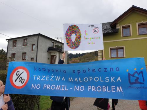 Baner z napisem "Kampania społeczna Trzeźwa Małopolska No promil - no problem"