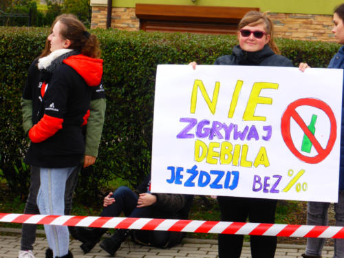 Dzieci z transparentem z napisem "Nie zgrywaj debila, jeździj bez promila"