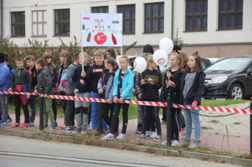Dzieci z transparentem z napisem "Droga bez promila to droga bezpieczna"