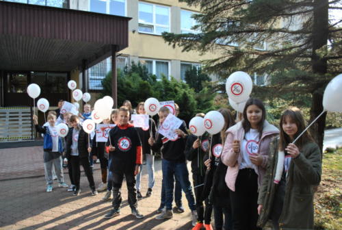 Dzieci wychodzą ze szkoły, by wziąć udział w kampanii