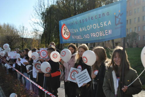 Dzieci z balonami z logo kampanii i tabliczką z napisem "Andrychów promuje trzeźwość na drogach"