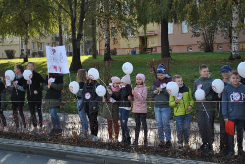 Dzieci z transparentem z napisem "Stop pijanym kierowcom"