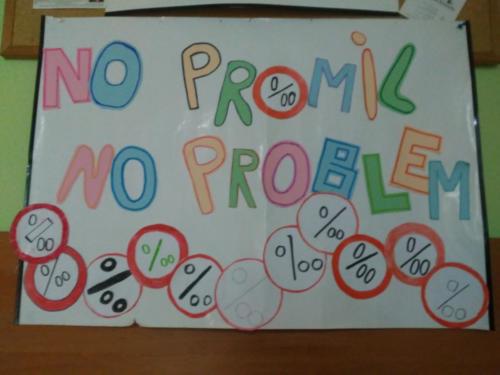 Zdjęcie plakatu z kolorowym napisem "No promil - no problem" i naklejonymi logotypami kampanii