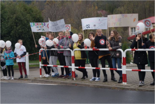 Dzieci stoją przy drodze z transparentami