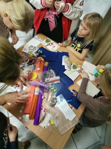 Dzieci rozpoczynają wykonywanie kartek świątecznych, m.in. z papieru i bibuły