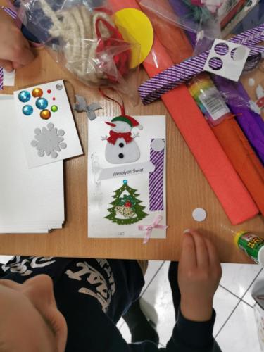 Ręce dziecka, które wykonuje kartkę świąteczną