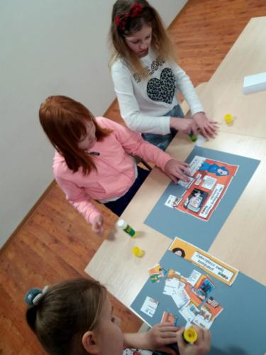 Dziewczynki układają puzzle profilaktyczne