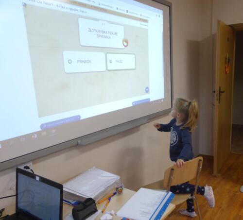 dziewczynka rozwiązuje quiz na tablicy interaktywnej