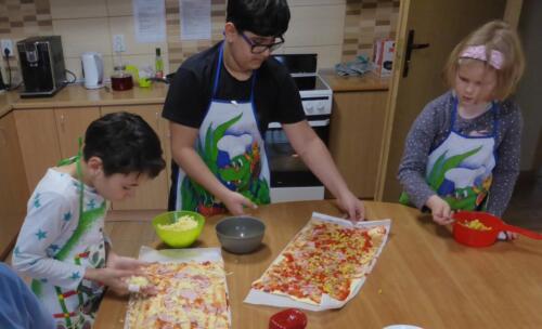 dzieci przygotowują pizze