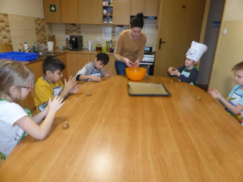 dzieci przygotowują ciasteczka 