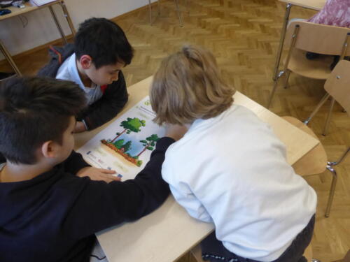 dzieci uzupełniają warstwy lasu na kartce papieru