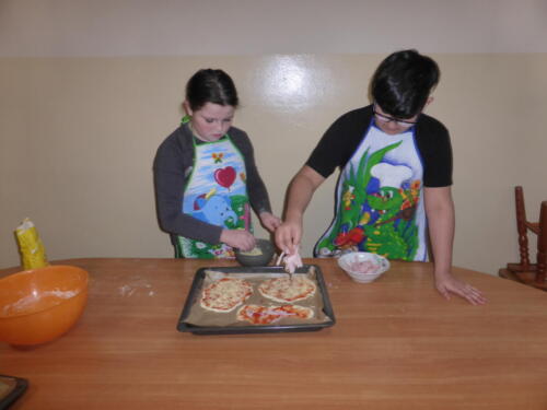 wychowankowie przygotowują pizze