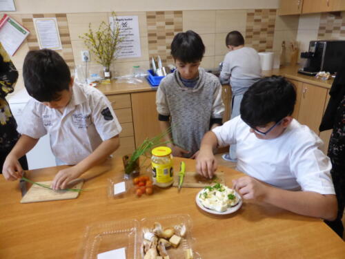 dzieci przygotowują jajka z majonezem i szczypiorkiem
