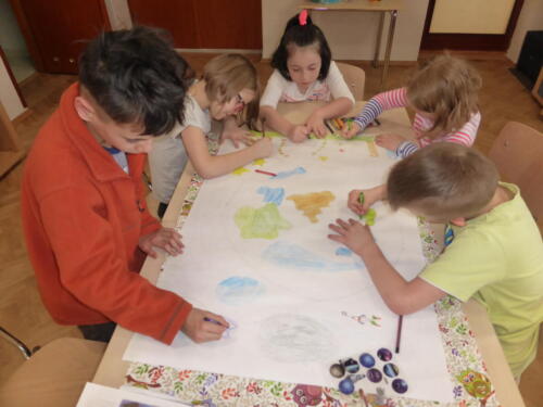 dzieci wykonują kolorowy plakat z okazji dnia ziemi