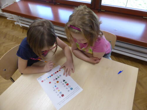 Dziewczynki rozwiązują zadanie z zakodowanym hasłem
