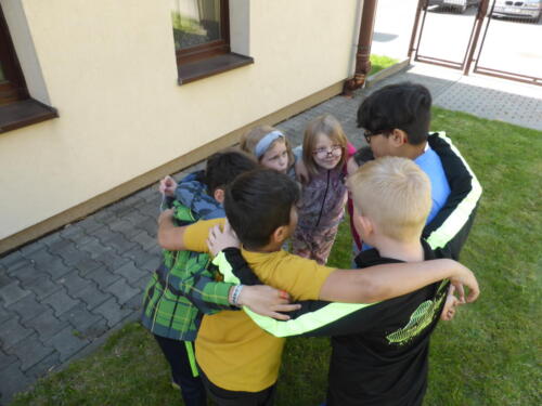 Grupa dzieci naradza się przed wykonaniem zadania 