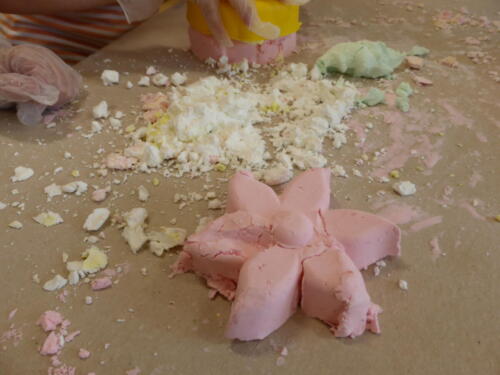 na stole fragment różowej piankoliny w kształcie kwiatu
