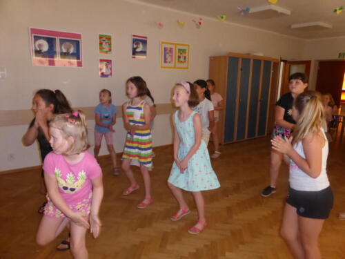 dzieci tańczą w sali Świetlicy