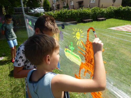 Dzieci malują przyrodę na folii strech