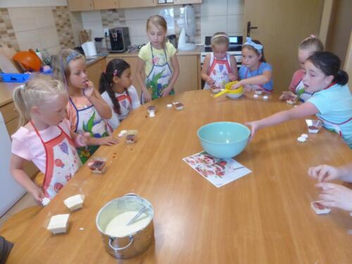 Dziewczynki prezentują stworzone desery