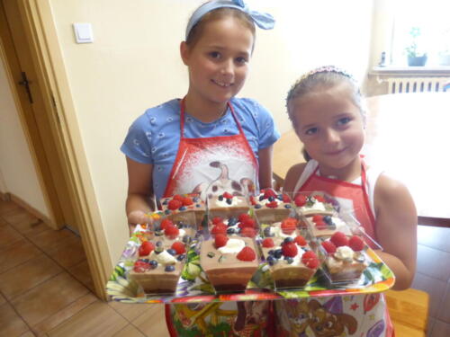 Dziewczynki prezentują wykonane desery