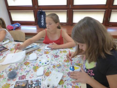 Dziewczynki malują kamienie
