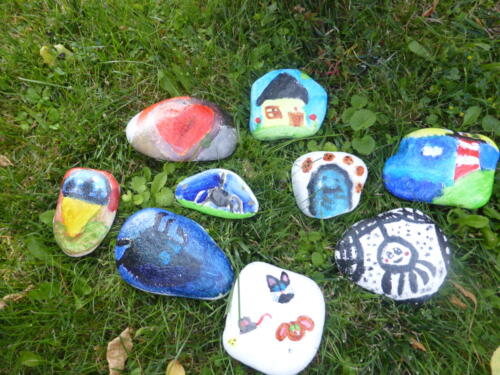 Prezentacja kamieni pomalowanych przez dzieci