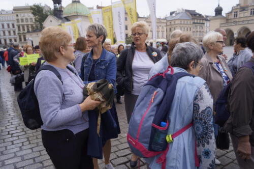 uczestnicy Senioraliów stoją na Rynku Głównym w Krakowie