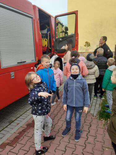 Dzieci oglądają wnętrze wozu strażackiego 