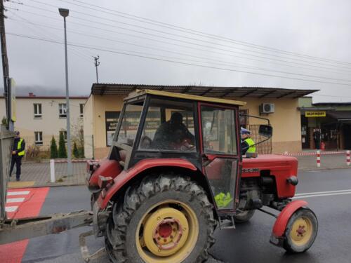 policjantka zatrzymuje traktor do kontroli trzeźwości