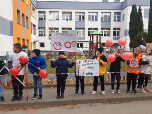 zbliżenie na dzieci z czerwonymi balonami i transparentami z napisem "No promil - no problem"