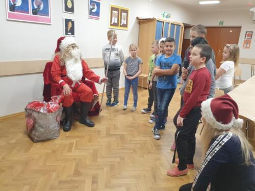 Dzieci śpiewają Świętemu Mikołajowi