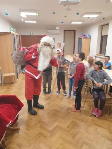 Mikołaj rozmawia z dziećmi 