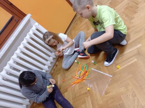 Dzieci robią łańcuch z papieru kolorowego