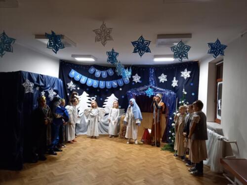 Dzieci przebrane w stroje przedstawiają występ Bożonarodzeniowy