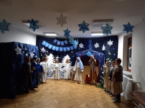 Wychowankowie świetlicy śpiewają kolędy podczas występu Bożonarodzeniowego 