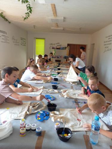 Dzieci malują torby ekologiczne